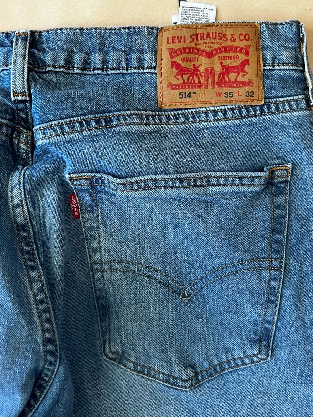 Levi's 514 Relaxed Straight Jeans in Light/medium Blue Wash